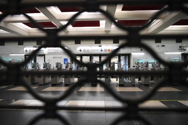 Une station du métro  parisien fermée en raison de la grève contre la réforme des retraites, le 5 décembre 2019