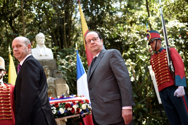 M. Hollande s'est rendu à la Quinta Bolivar, la maison de Simon Bolivar, et a déposé une gerbe devant la statue de la figure emblématique de l'indépendance sud-américaine, le 23 janvier à Bogota