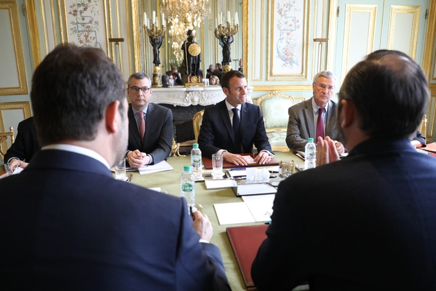 Emmanuel Macron, son chef de cabinet Patrick Strzoda, le secrétaire général de l'Elysee Alexis Kohler font face à Edouard Philippe et Christophe Castaner, à l'Elysee le 18 mars 2019