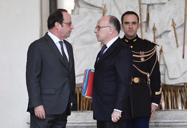 Le président François Hollande (g) et le premier ministre Bernard Cazeneuve à l'Élysée, le 1er février 2017, après le conseil des ministres