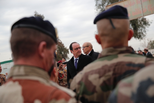 François Hollande et Jean-Yves Le Drian au milieu de militaires français le 2 janvier 25017 à Bagdad