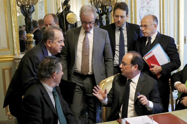 Le président Francois Hollande, son secrétaire général Jean-Pierre Jouyet et le Premier ministre Bernard Cazeneuve lors de la réunion du Conseil de défense le 21 avril 2017 à l'Elysée
