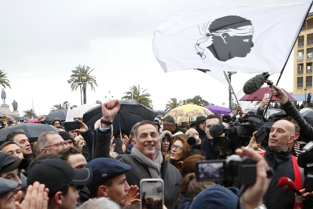 Le président nationaliste du Conseil exécutif Gilles Simeoni (c)lors d'une manifestation à Ajaccio, le 3 février 2018 en Corse