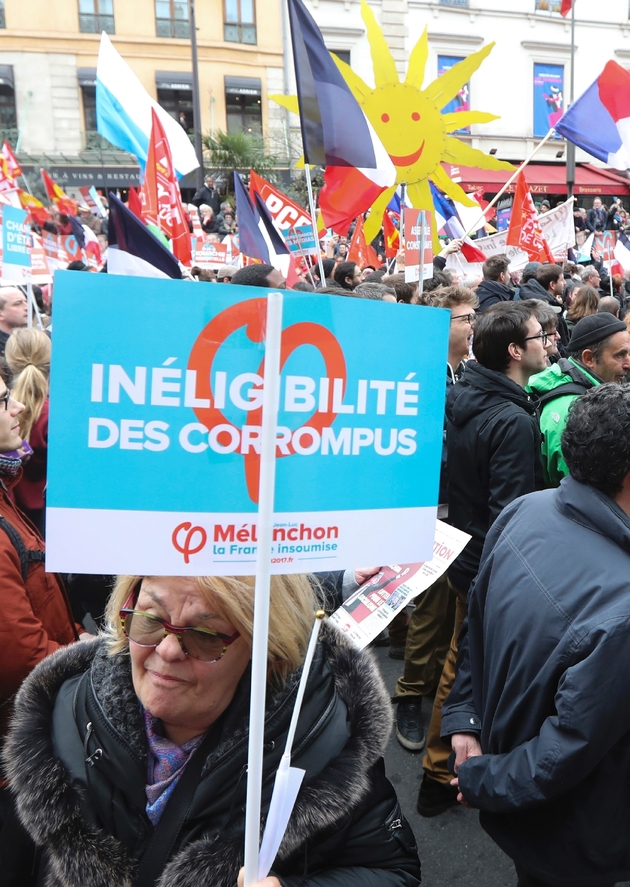 Des partisans du mouvement La France insoumise rassemblés à Paris écoutent le discours de leur leader, Jean-Luc Mélenchon, le 18 mars 2017