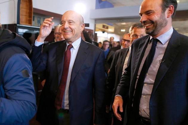 Alain Juppé et l'un de ses proches, Edouard Philippe, ici le 12 novembre 2016 au Havre, le maire du Havre qui se retire la campagne de François Fillon