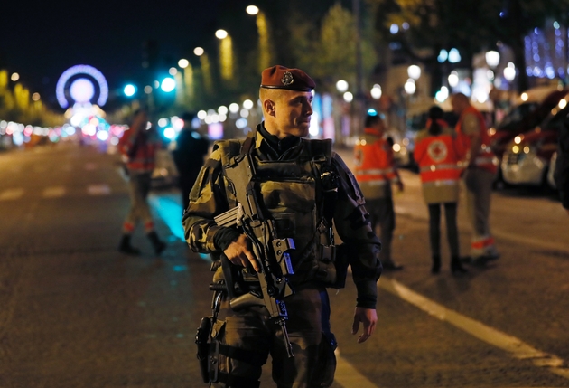 Un militaire patrouille sur les Champs-Elysées après une fusillade le 20 avril 2017