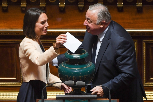 L'actuel président du Sénat Gérard Larcher dépose un bulletin, aidé par une assistante, lors de l'élection du président du Sénat, le 2 octobre 2017 à Paris.