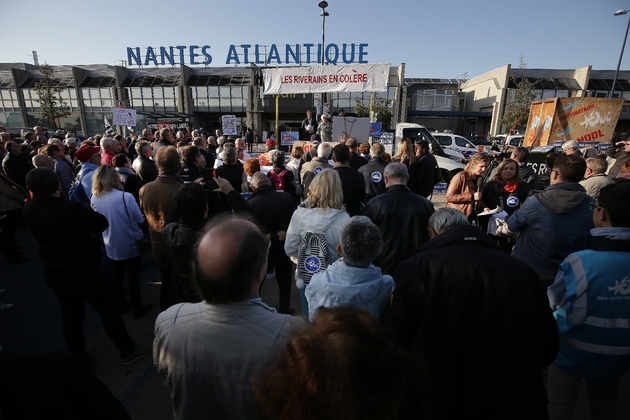 Des partisans du projet d'aéroport Notre-Dame des Landes manifestent le 13 octobre 2017 à Bouguenais devant l'aéroport de Nantes dont ils réclament le déplacement