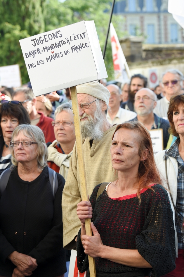 Des manifestants lors d'un rassemblement de soutien au maire de Langouët, Daniel Cueff, poursuivi pour avoir interdit les pesticides près des maisons de sa commune par décret municipal, le 22 août 2019, devant le tribunal administratif de Rennes