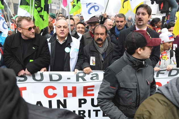 Le secrétaire général de l'Unsa-ferroviaire Roger Dillenseger (2e G), le leader de la CGT Philippe Martinez (au centre) et celui de la CGT-cheminots, Laurent Brun (D) lors de la manifestation du 22 mars 2018 contre les réformes d'Emmanuel Macron