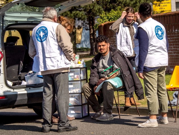 Des membres de l'association Médecins du Monde, à Grande-Synthe le 11 avril 2017
