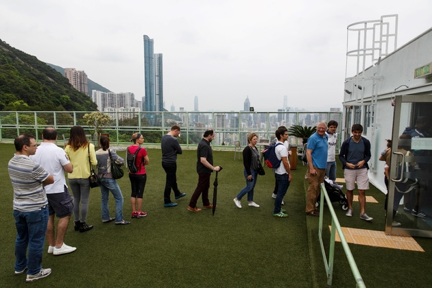 Des expatriés français font la queue pour voter à l'Ecole française internationale à Hong Kong le 23 avril 2017