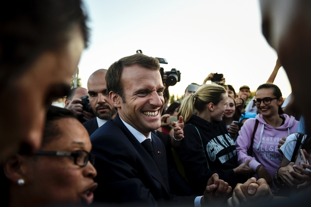 Le président Emmanuel Macron rencontre des touristes français à Lisbonne au Portugal, le 27 juillet 2018