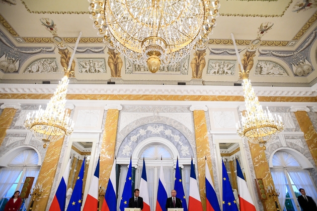 Le président russe Vladimir Poutine (G) et son homologue français Emmanuel Macron après leur conférence de presse commune au Palais Constantin, à Strelna en périphérie de Saint-Pétersbourg le  24 mai 2018