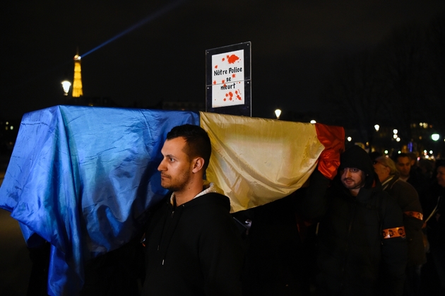 Manifestation de policiers protestant contre les attaques contre les forces de l'ordre et demandant plus de moyens, à Paris le 13 décembre 2016