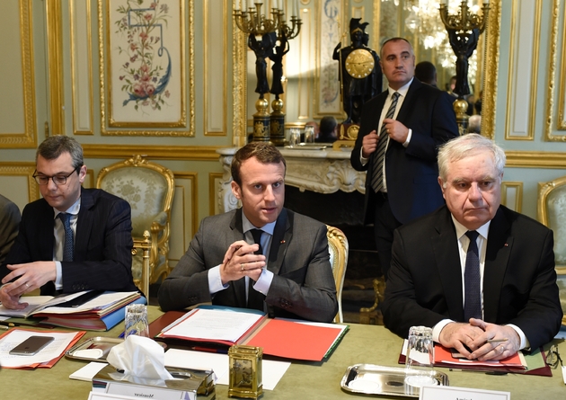 Le président Emmanuel Macron (c), le secrétaire général de l'Elysée Alexis Kohler (g) et l'amiral Bernard Rogel lors d'un Conseil de Défense, le 24 mai 2017 à l'Elysée, à Paris