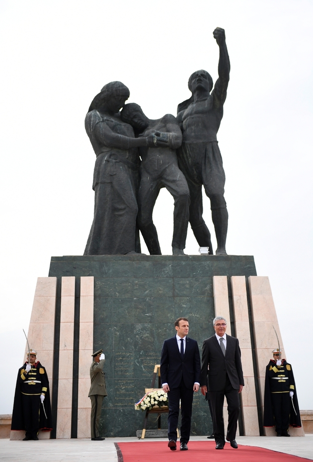 Le président français Emmnuel Macron et le ministre tunisien de la Défense, Abdelkarim Zebidi, devant le monument des martyrs de l'indépendance, le 1er février 2018 à Tunis