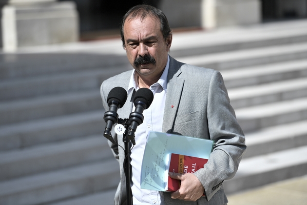 Le numéro un de la CGT, Philippe Martinez, parle aux journalistes après avoir rencontré le président Macron à l'Elysée le 23 mai 2017