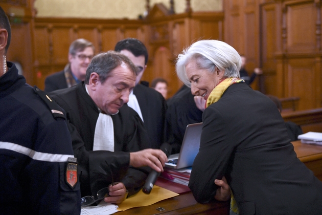 La directrice générale du FMI Christine Lagarde (d) et son avocat Patrick Maisonneuve, le 12 décembre 2016 à Paris