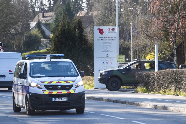 Un véhicule de l'Armée est stationné près de l'hôpital Emile Muller de Mulhouse, le 19 mars 2020