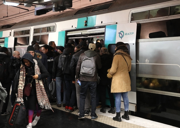 Des usagers dans le métro parisien le 9 décembre 2019 lors d'une grève dans les transports contre la réforme des retraites