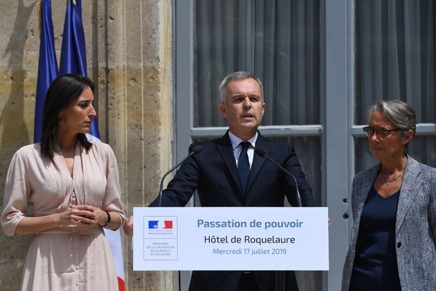 François de Rugy lors de sa passation de pouvoirs au ministère de l'Environnement le 17 juillet 2019, entouré de Brune Poirson (G) et Elisabeth Borne (D)