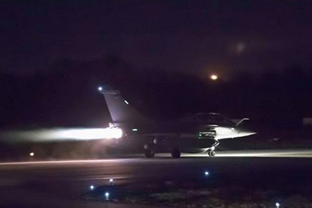 Photo extraite du compte Twitter de la ministre des Armées française Florence Parly montrant un avion militaire français, le 14 avril au moment où des frappes ciblées occidentales ont visé la Syrie