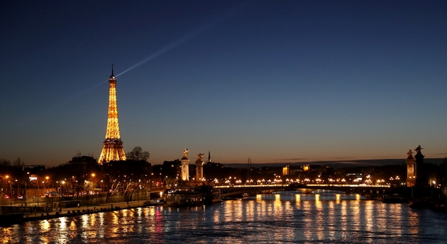 Vue de la Tour Eiffel et du pont Alexandre III, le 15 mars 2020 à Paris
