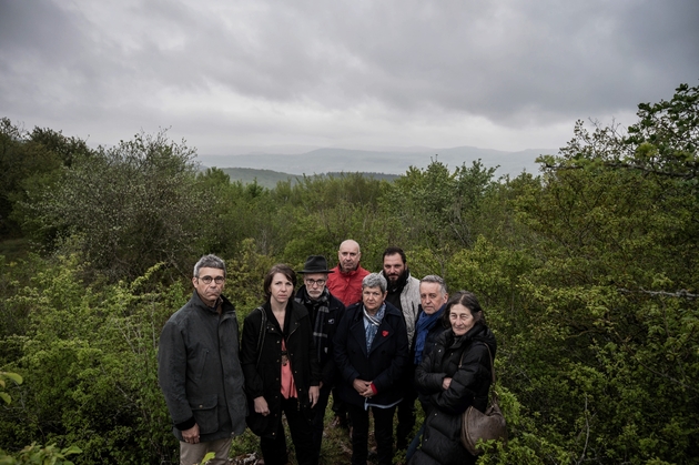 Jean-Luc Delpeuch (g), président démissionnaire de la communauté de communes de la petite région d'élevage du Clunisois, avec d'autres élus locaux, le 2 mai 2019 à Cluny