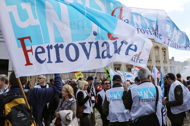 Des employés de la SNCF rassemblés devant l'Ecole