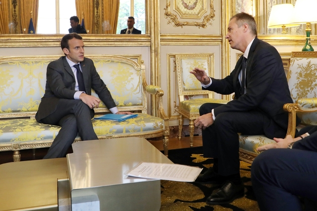Le président Emmanuel Macron reçoit Nicolas Dupont-Aignan, président de Debout la République, dans son bureau de l'Elysée, le 20 novembre 2017 