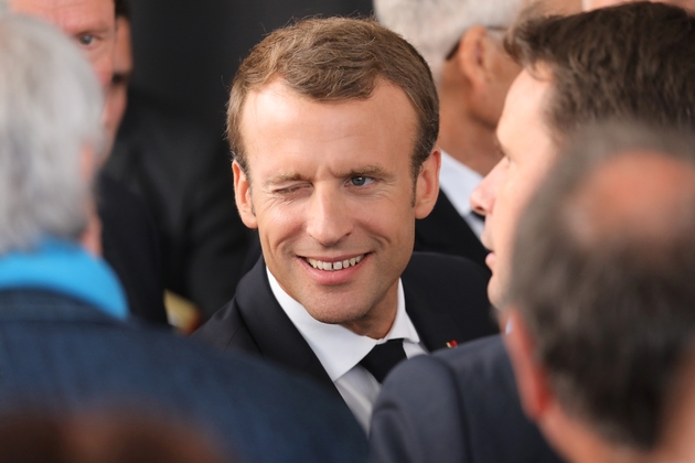 Emmanuel Macron fait un clin d'oeil à l'un des invités lors de sa visite à Quimper, le 21 juin 2018