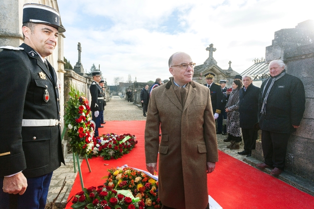 Le Premier ministre Bernard Cazeneuve (c) devant le caveau familial de François Mitterrand, le 8 janvier 2017 à Jarnac, en Charente