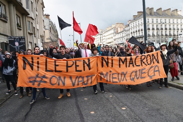 Des manifestants contre le résultat du premier tour et scandent 