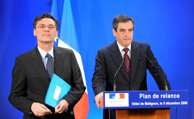 Le Premier ministre François Fillon (d) et le nouveau ministre chargé de la relance économique Patrick Devedjian lors d'une conférence de presse à l'Hôtel Matignon en décembre 2008