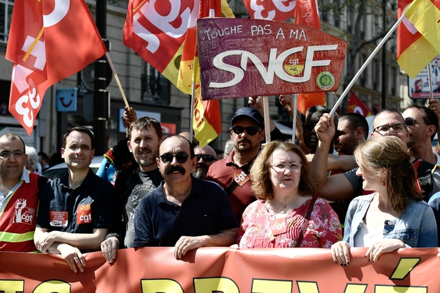 Le leader de la CGT, Philippe Martinez (C), qui espère une 