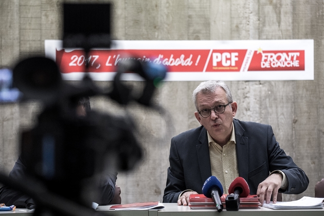 Le secrétaire général du PCF Pierre Laurent lors d'une conférence de presse le 1er décembre 2017 à Paris