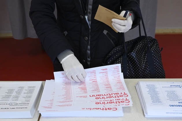 Une personne vote pour le 1er tour des municipales, le 15 mars 2020 à Strasbourg 