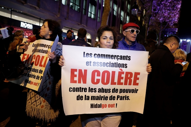 Des commerçants manifestent contre la suppression du marché de Noël, le 22 novembre 2017 lors de l'inauguration des illuminations de Noël sur les Champs-Elysées à Paris