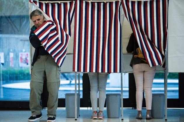 Des citoyens français votent pour le premier tour de l'élection présidentielle, à l'ambassade de France à Washington, le 22 avril 2017