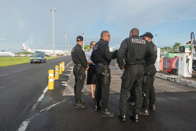 Des unités des Groupes d'intervention de la Police nationale (GIPN) à l'aéroport de Pointe-à-Pitre le 10 septembre 2017