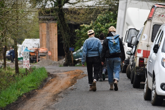 Deux personnes sur le site de la ZAD Notre-Dame des-Landes (Loire-Atlantique), le 8 avril 2018 à 