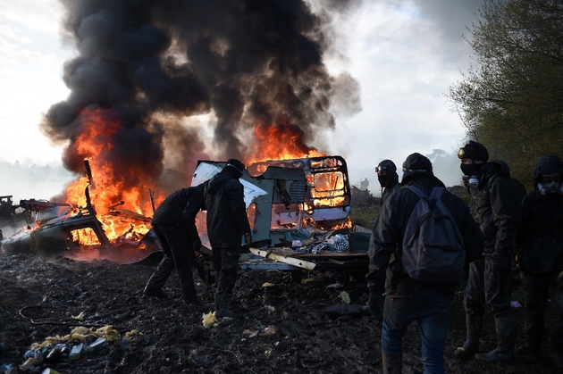 Les manifestants mettent le feu à une barricade sur la ZAD, mercredi 11 avril 2018