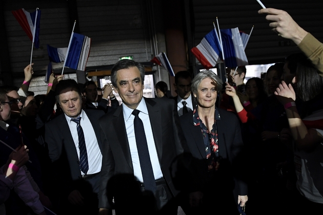 François Fillon (c) et son épouse Penelope (d), le 29 janvier 2017 à Paris