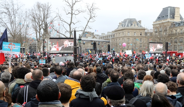 Des partisans du mouvement La France insoumise rassemblés à Paris écoutent le discours de leur leader, Jean-Luc Mélenchon, le 18 mars 2017