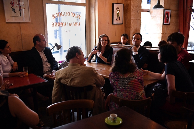 Nathalie Kosciusko-Morizet parle avec des partisans de sa campagne à Paris le 2 juin 2017