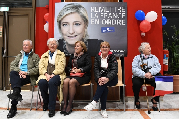 Des gens attendent avant la réunion électorale du FN à Saint-Raphael, le 15 mars 2017