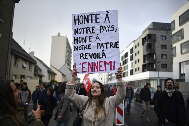 Des militants scandent 