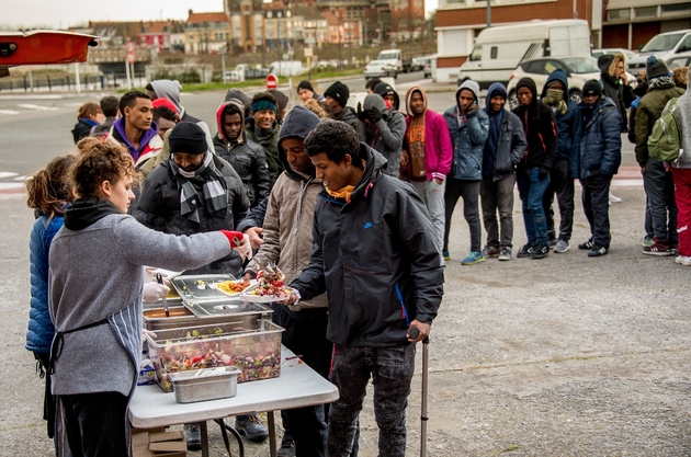 Des associations distribuent des repas aux migrants à Calais le 21 juin 2017