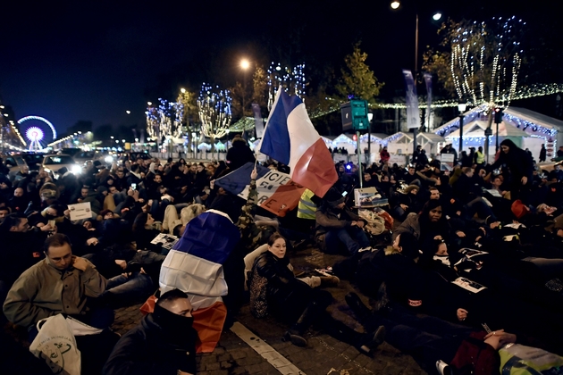 Manifestation de policiers protestant contre les attaques contre les forces de l'ordre et demandant plus de moyens, sur les Champs-Elysées à Paris le 24 novembre 2016
